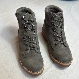Austin Trading Co. Stylish Women's Lace-Up Boots.